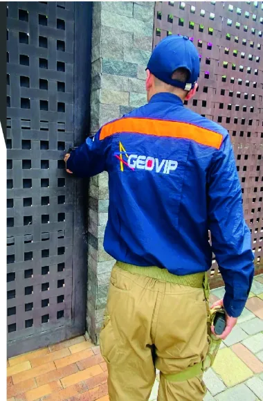 Guardia GEOVIP en control de acceso de una instalación