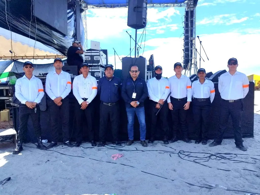 Equipo de guardias GEOVIP uniformados en un evento junto a un escenario